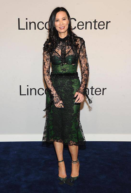 金属纹|邓文迪身材太窈窕,身穿紧身裙装秀曲线,光看身材真不像50多岁