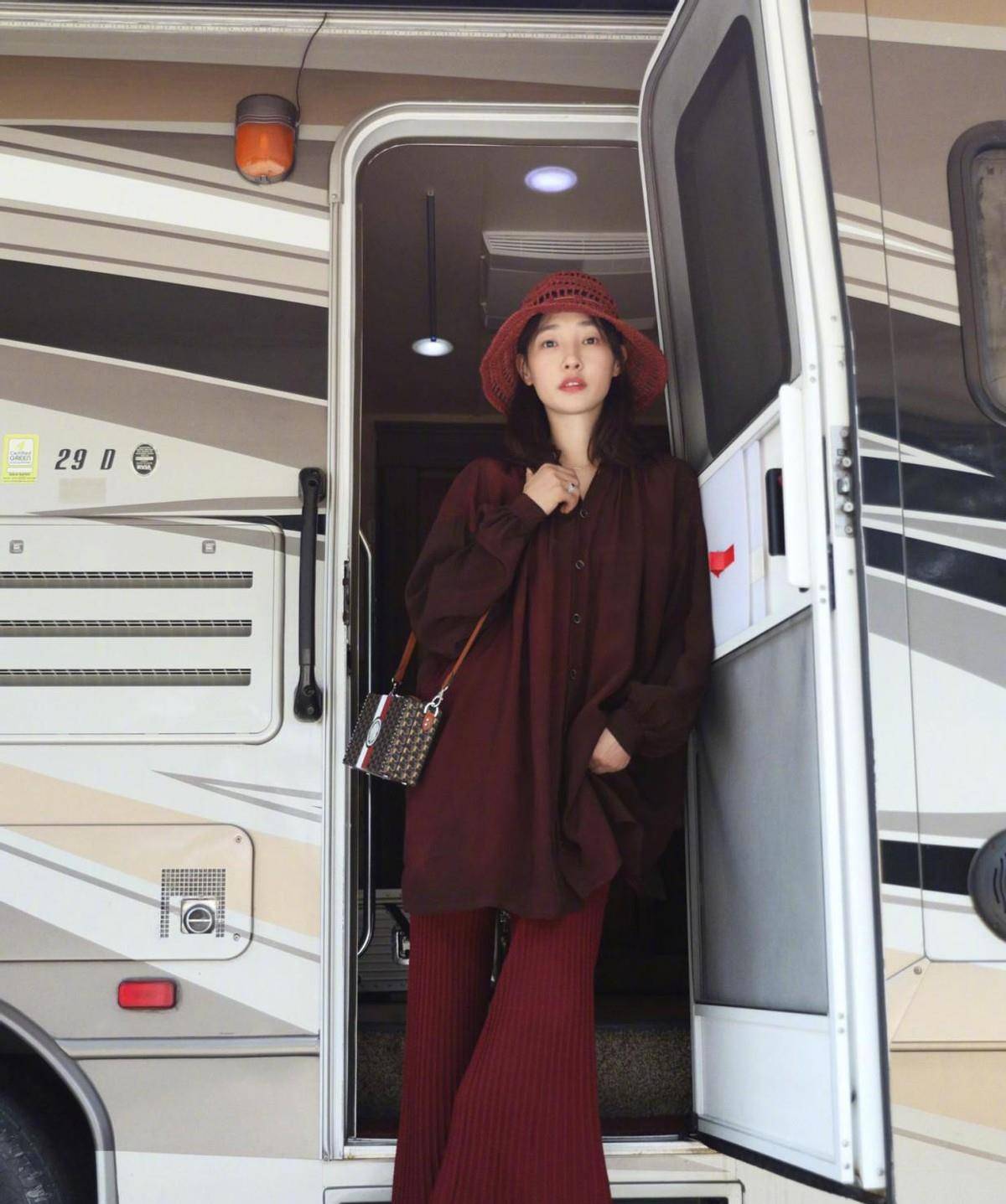 魅力|白百何晋升“穿搭博主”，穿一身红成熟有魅力，自信的笑容真美