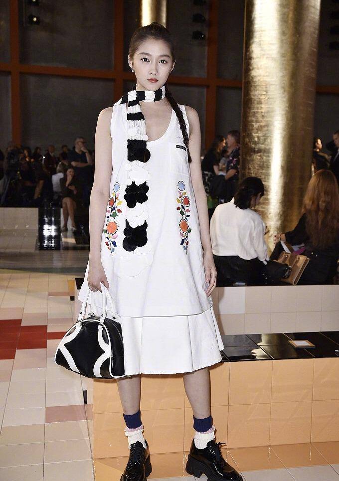 要求|网友要求众筹换造型师？关晓彤造型又翻车，把Prada穿成孕妇装