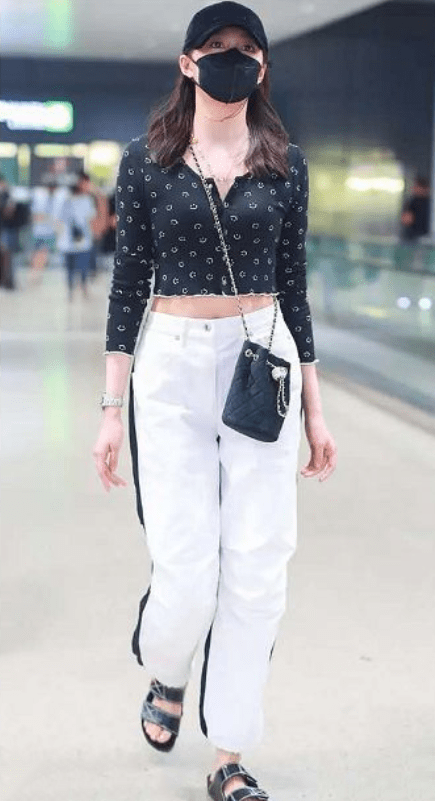 身材|关晓彤这身材太挑衣服,个子高胯宽肩也宽,穿小一码的T恤真自信