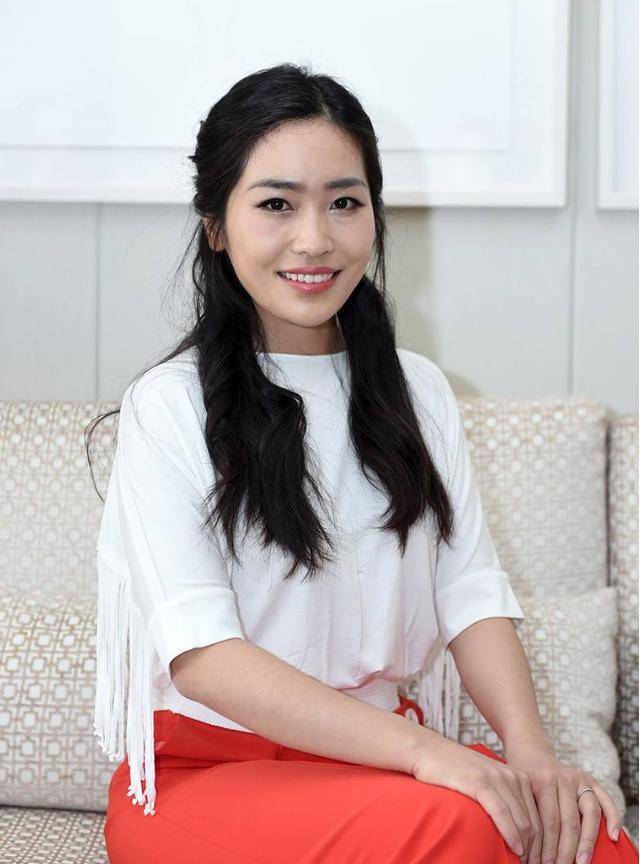 一身|张末继母终于认真打扮了！一身黑白配清新减龄，不扮老变漂亮阿姨