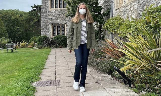 莱昂|西班牙15岁王储首晒大学校园照！戴口罩暴露眼袋，一双美腿贼细长