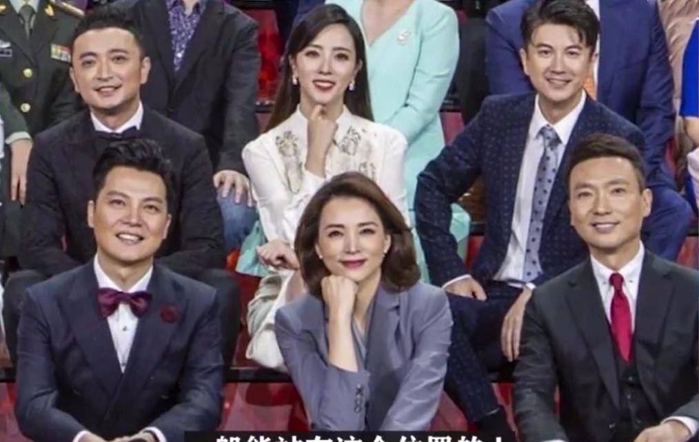 黑色|董卿的气质跟容貌无关，老了眼角纹很明显，但仍然自信漂亮