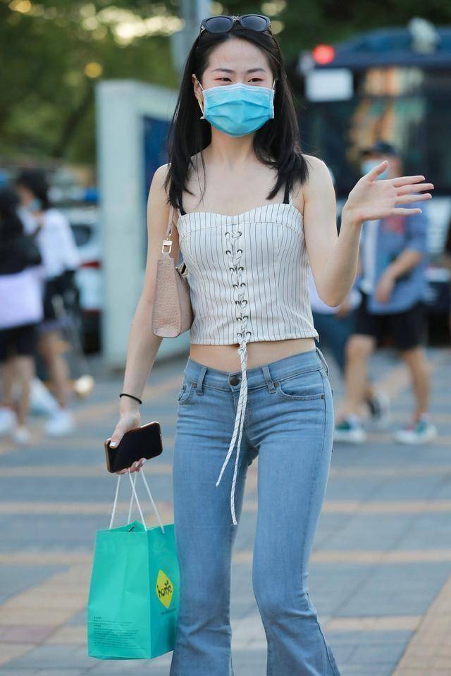 进行|高挑多姿的打底裤美女,个性又不失雅致,笑容甜美