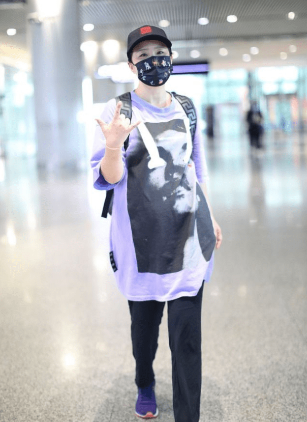 设计|龚琳娜新造型突破真大，穿男友T恤大走嘻哈风，阿姨辈真会赶潮流