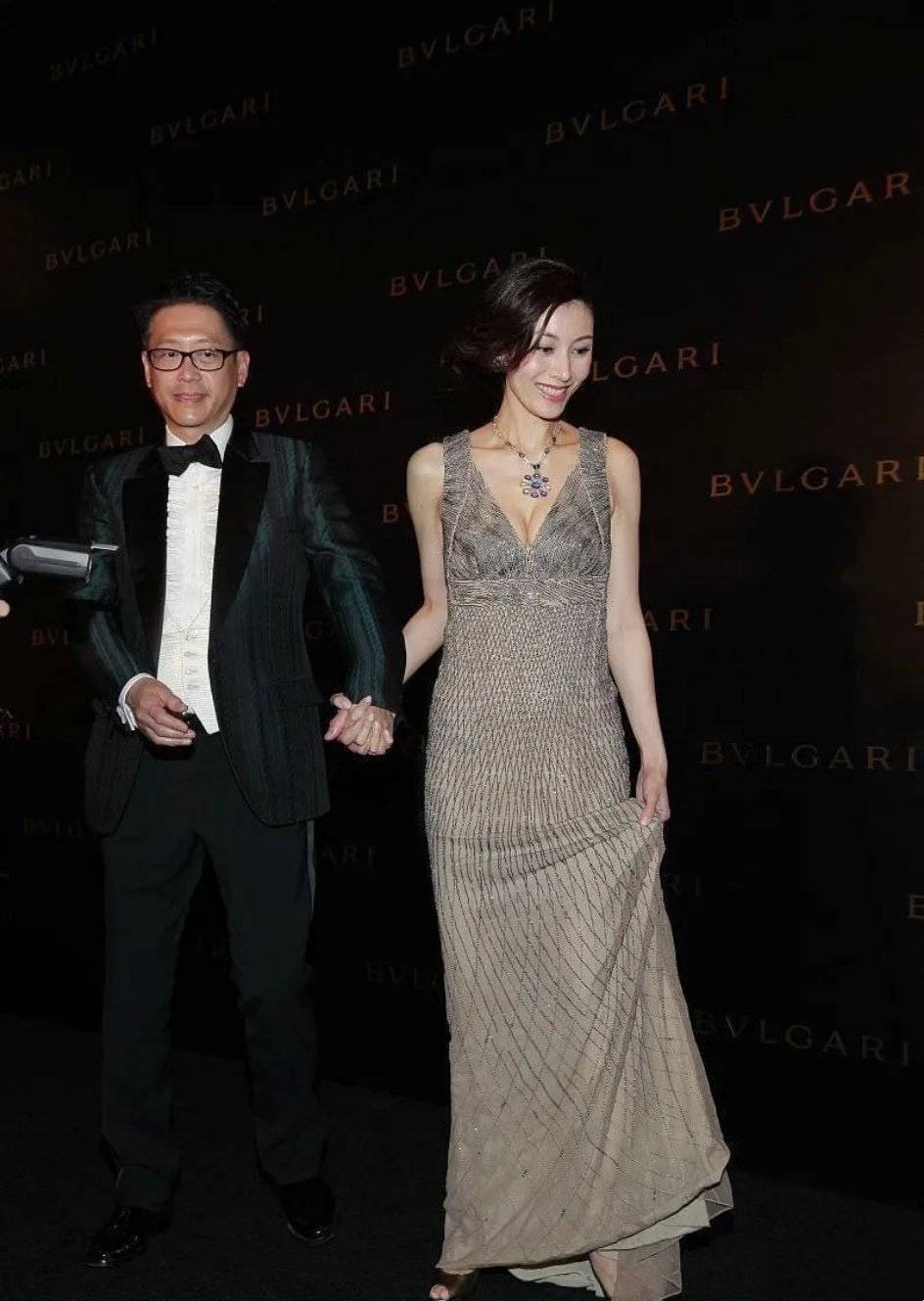 银灰色|李嘉欣携老公亮相，V领吊带裙尽显首美韵味，许晋亨依然儒雅帅气