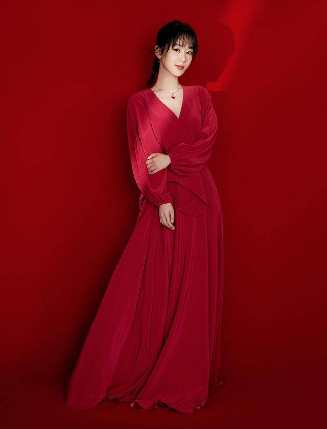 进行|杨紫真的太会穿了!身穿红色长款羽绒服保暖舒适,显白洋气好时髦