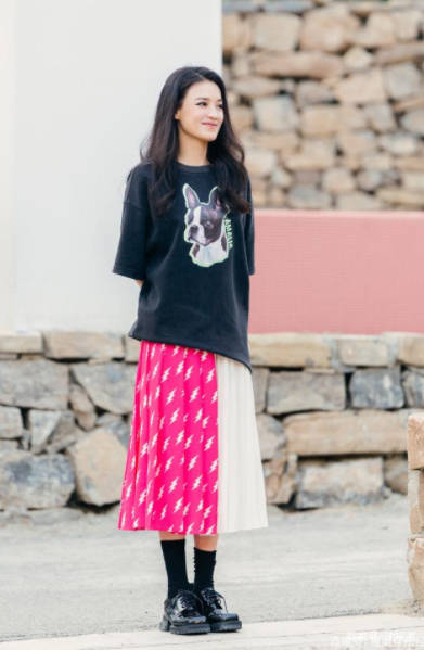 一身|舒淇人到中年躲过发福，但还不够自信，出席活动穿宽松T恤遮肉