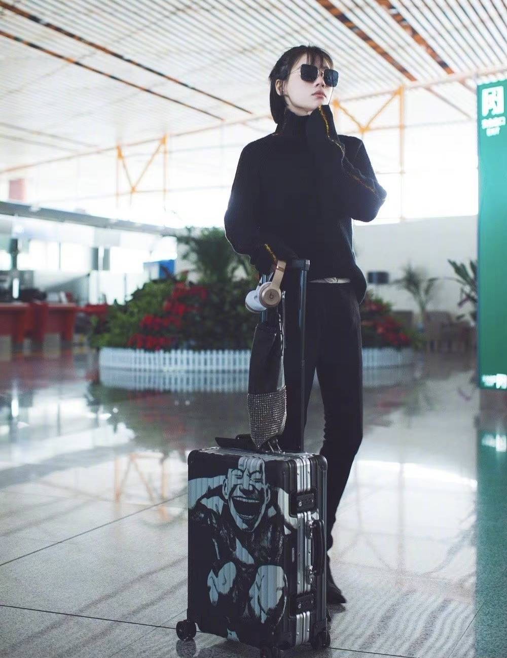 小个|马思纯瘦了真好看,白色针织衫搭小红裙,温柔初恋女神令人心动