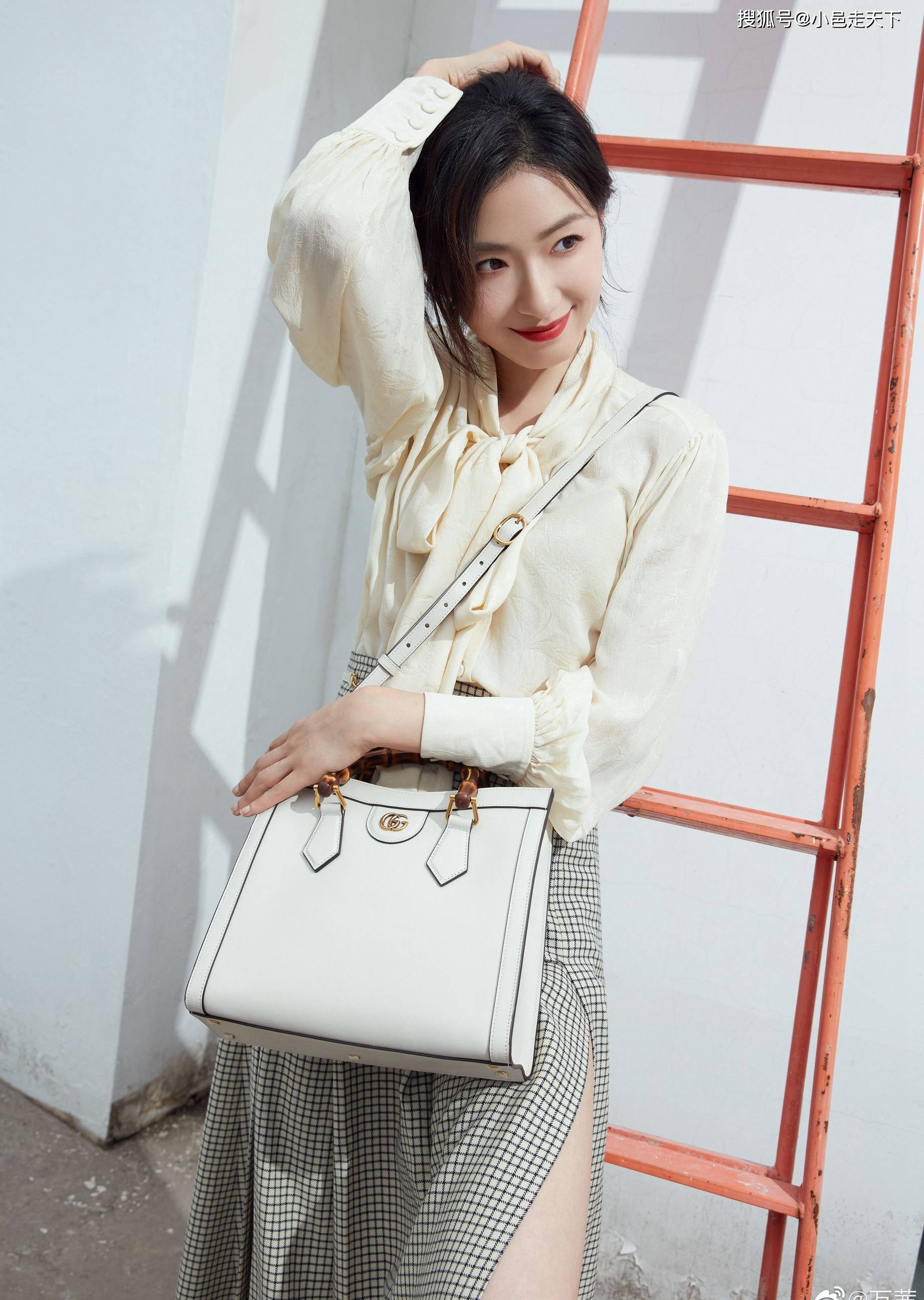 万茜高开叉格子裙美腿写真