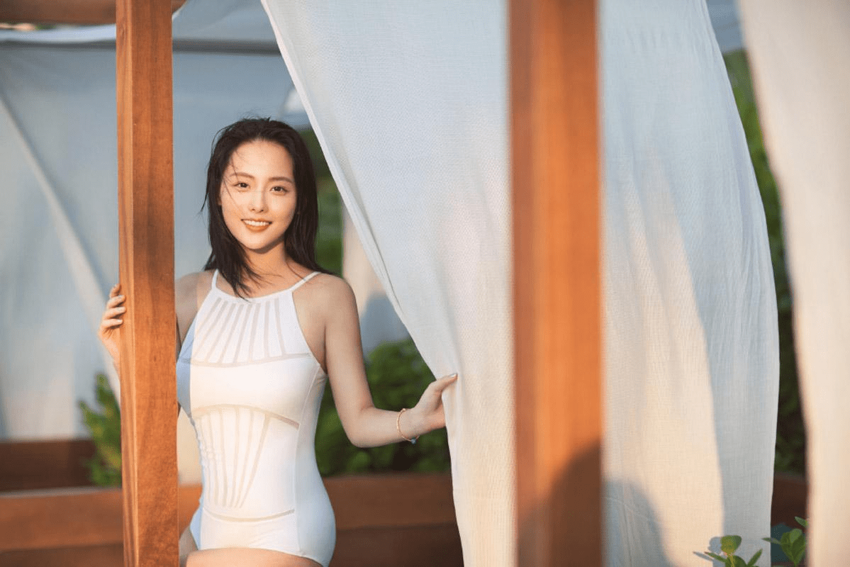 效果|张嘉倪挺现实的，开学第一天送孩子上学后就走机场，穿的真洒脱