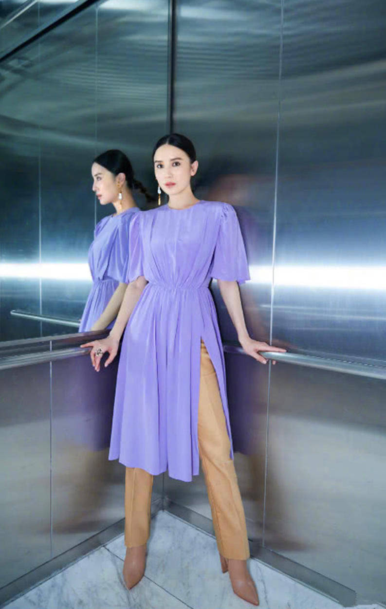 宋佳|宋佳还是挺保守的,穿高开叉裙子还特意加条裤子,依然很有女人味