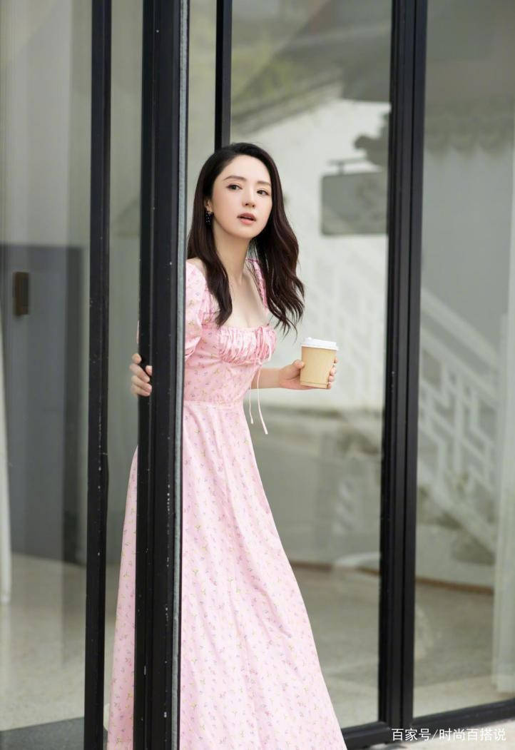 学小|董璇真会扮嫩，学小女生穿蓬蓬袖配背带裙清新减龄，看着哪像40+