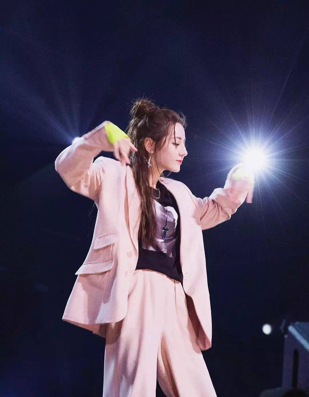 超短裙|男友风外套怎么搭？跟杨幂关晓彤学搭配，长腿超吸睛！