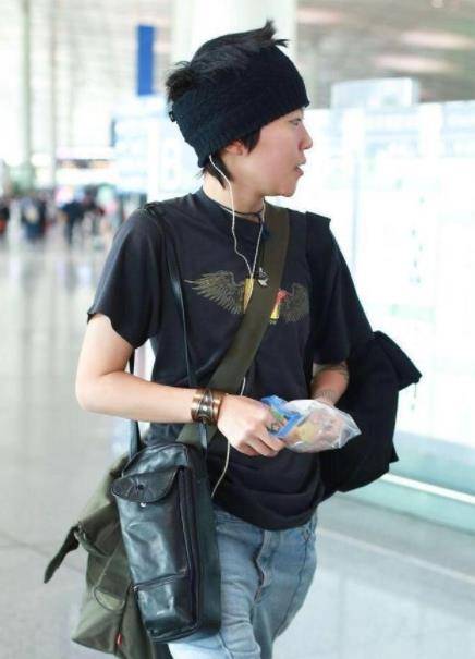 色彩|窦靖童像极了妈妈王菲，穿简单T恤配牛仔裤，洒脱又个性十足