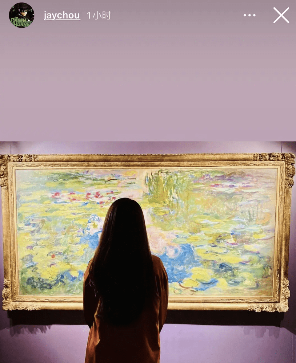 名畫|周杰倫打卡巴黎名勝，和女兒拍照復刻名畫超會玩，小周周亭亭玉立