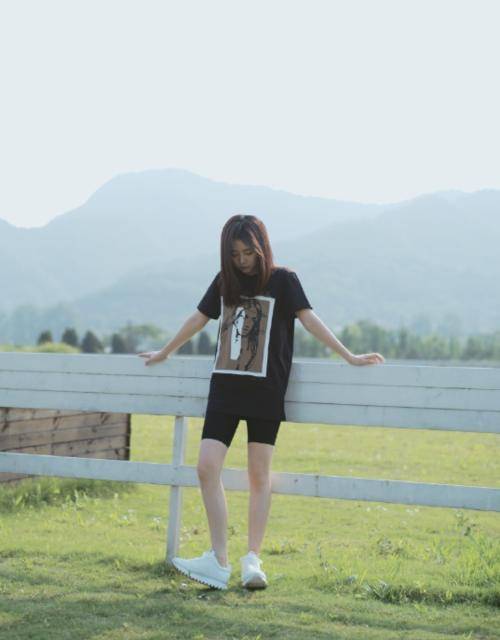 黑色|谭松韵的“幼态脸”太迷人，当她穿上粉色look，甜如未成年少女