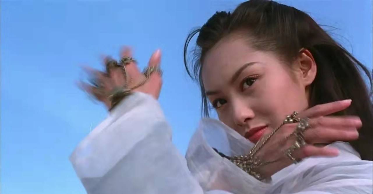 角色|50岁朱茵冻龄了，扎丸子头穿短裙大秀美腿，网友：紫霞仙子不会老