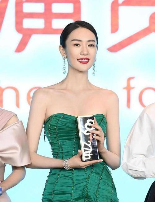 童瑶火|童瑶火了更敢穿，一袭“原谅绿”礼裙出席活动，完美成为全场焦点