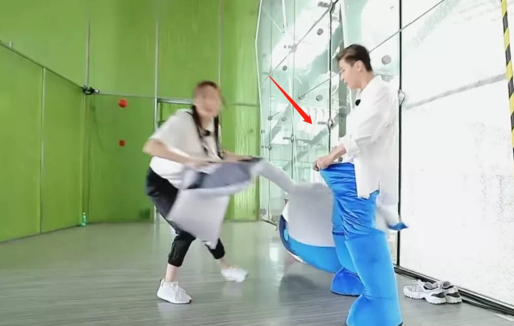 胸骨|刘宪华韩式综艺感又过头，拿筋膜枪怼韩庚太危险，节目组都慌了