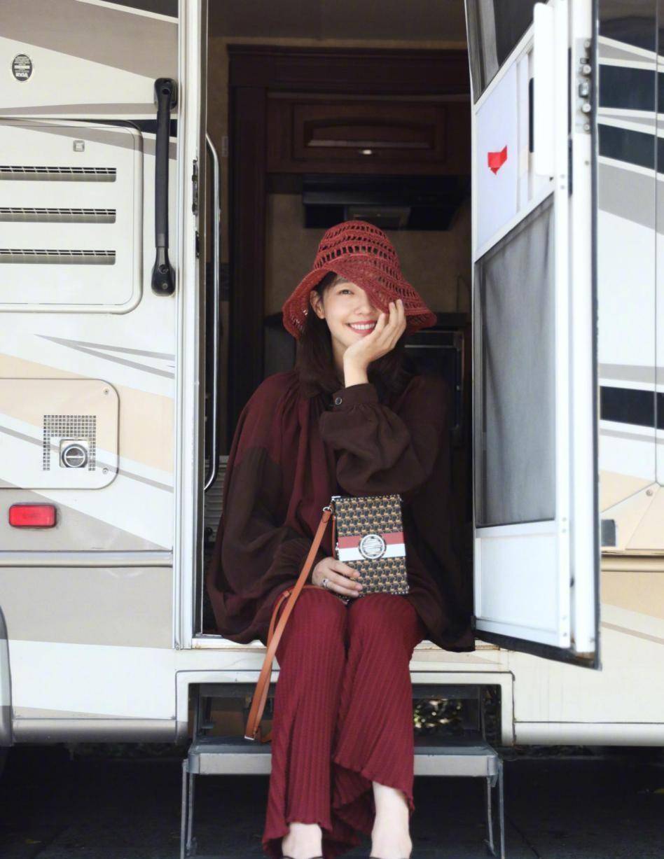 魅力|白百何晋升“穿搭博主”，穿一身红成熟有魅力，自信的笑容真美