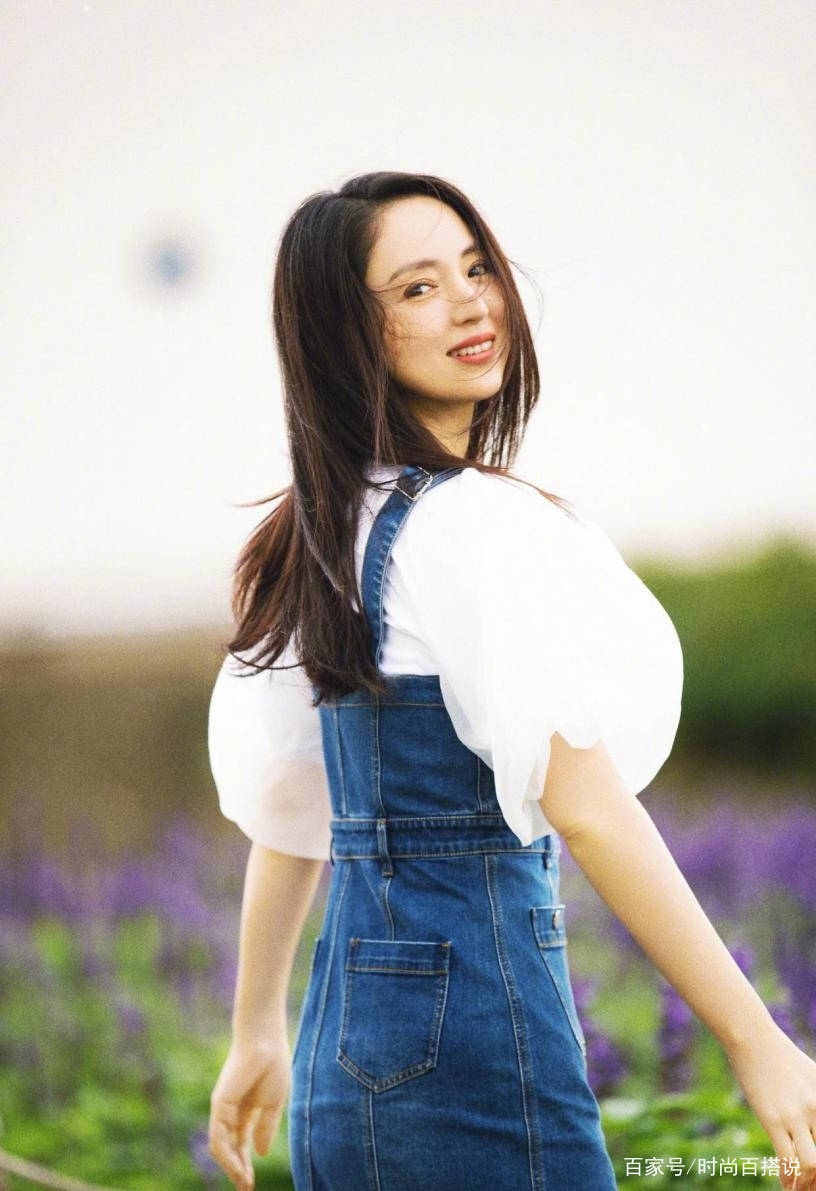 学小|董璇真会扮嫩，学小女生穿蓬蓬袖配背带裙清新减龄，看着哪像40+