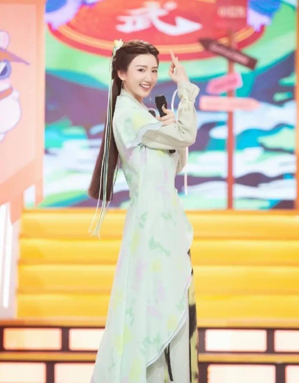 漂亮|毛晓彤分手后活得更漂亮了,穿上古装甜美又俏皮,一点也不像33岁