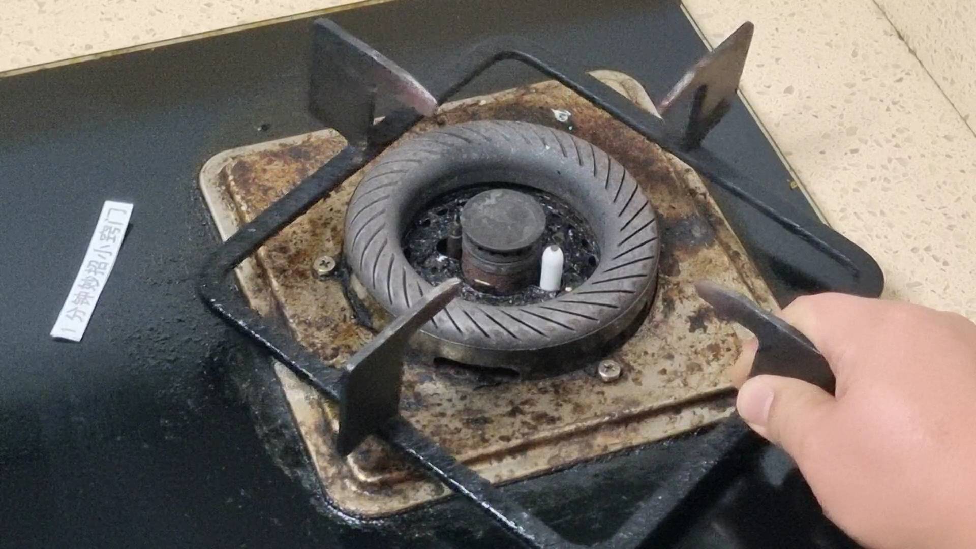 灶台不要用水擦,学会小窍门,不管多脏多油,一擦就干净