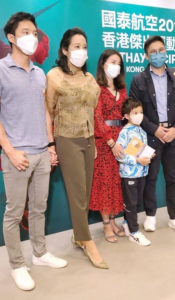 魅力|郭晶晶与婆婆站在一起时，感觉还挺开心的，戴着口罩也挡不住幸福