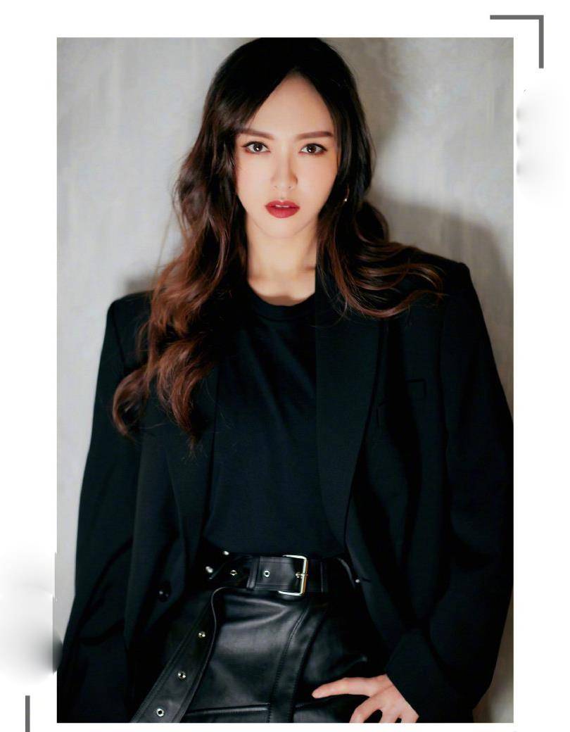 超短裙|男友风外套怎么搭？跟杨幂关晓彤学搭配，长腿超吸睛！