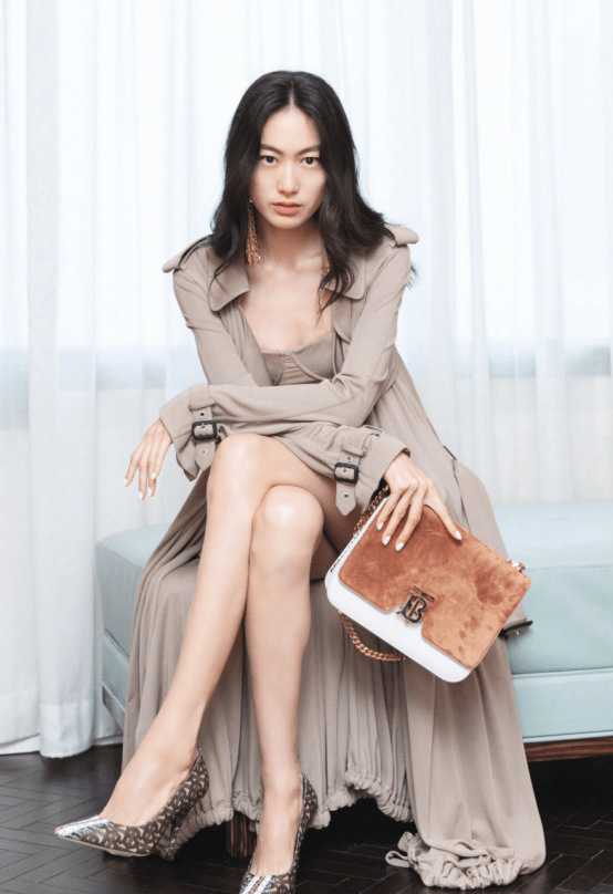 秦舒培|‘拿得住’陈冠希的女人有韵味,秦舒培虽然不惊艳,但穿搭挺有范