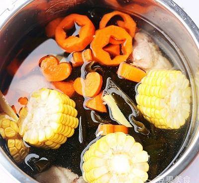 天气|#花10分钟,做一道菜!#玉米海带筒骨汤