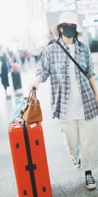 样子|吴昕“全副武装”走机场，穿格衫扎麻花辫扮嫩，36岁养生少女出现