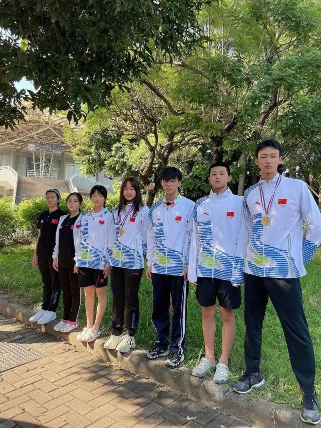 深大附中游泳队在广东省中学生游泳锦标赛上再获佳绩