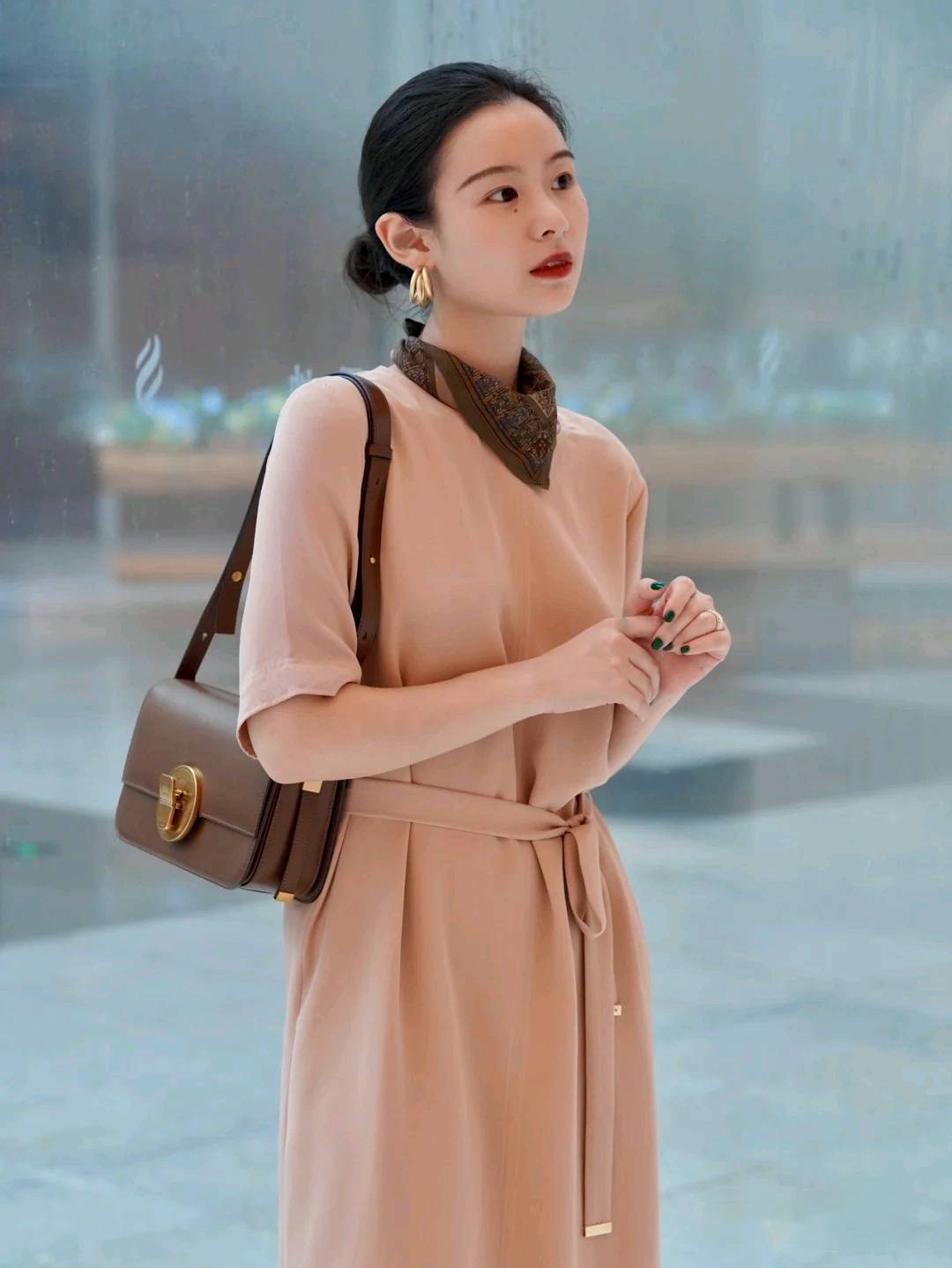 棕色|今秋火了一种风格，叫“温柔风”穿搭，时髦气质，充满高级感
