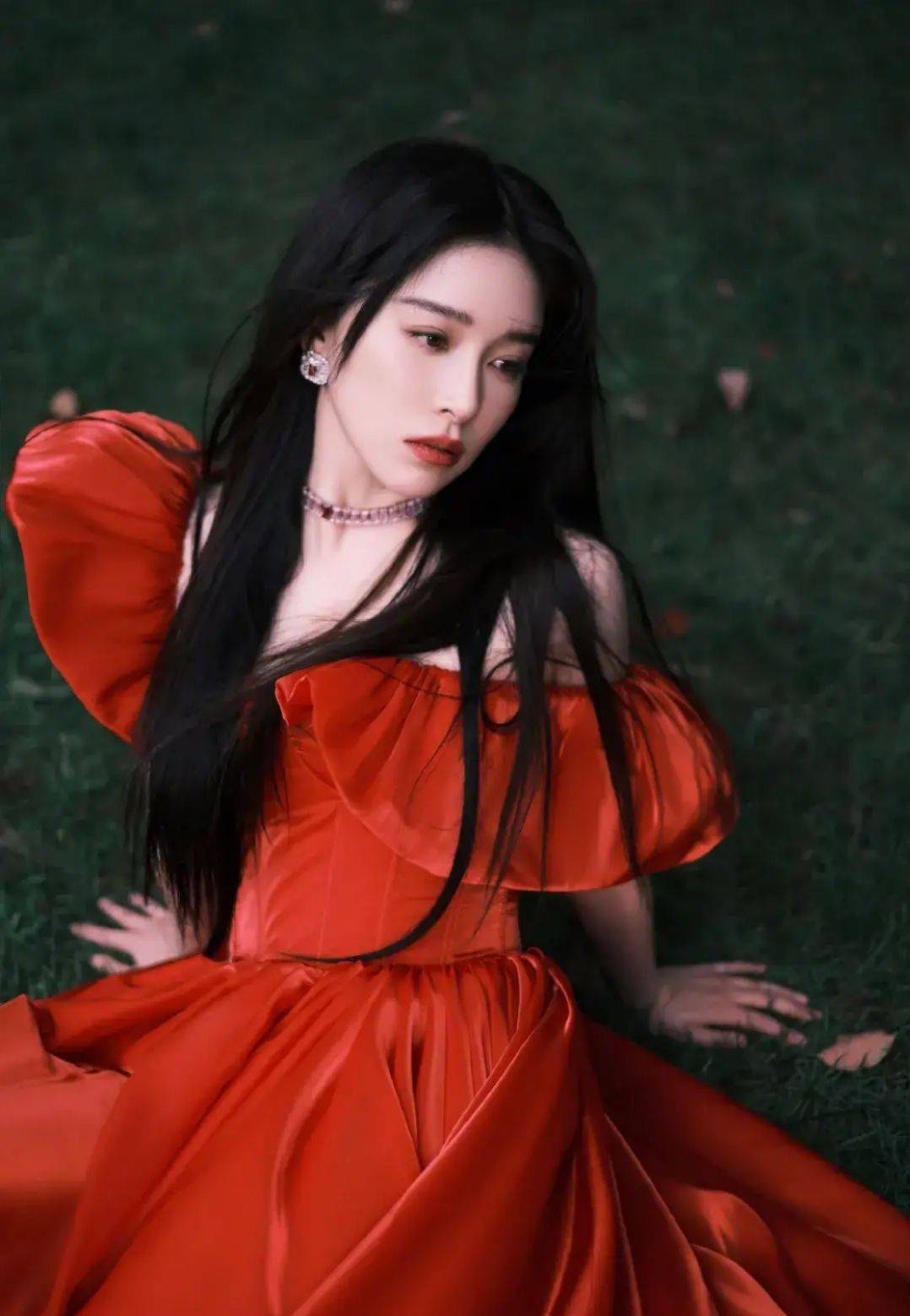 阚清子|阚清子风格大变,穿大红色连衣裙眼神高冷,黑长直造型太惊艳