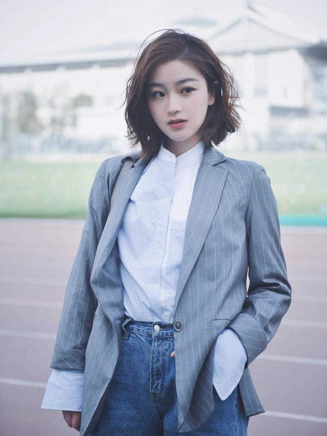 感觉|“西装外套+牛仔裤”这样穿，内搭衬衫简约又洋气，很适合小个子