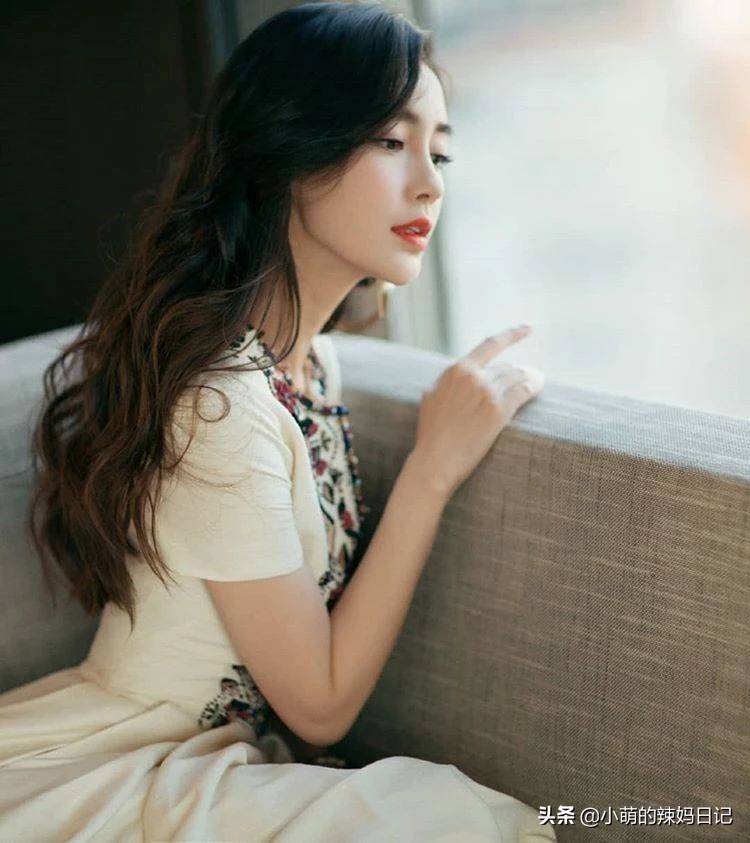 关键在于|为什么女人头发越卷越显老？关键在于这3点，跟年龄关系不大