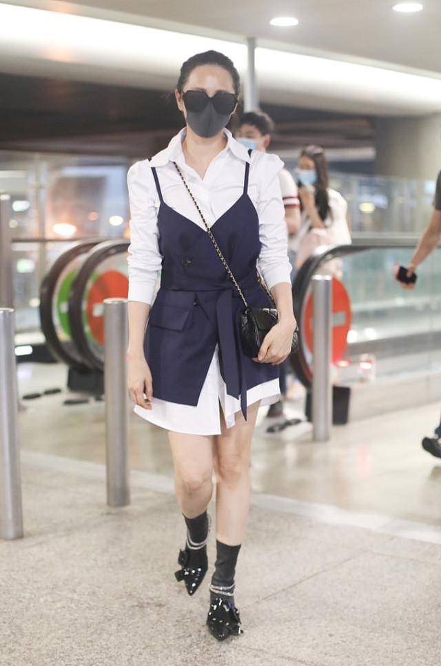 颜色|伊能静穿搭真是优雅派典范，一旁秦昊都只敢看手机，美得让人着迷