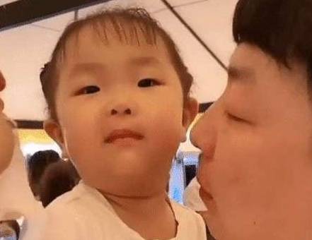 宝爸|宝爸送女儿上幼儿园哭成泪人，网友：说好的“男儿有泪不轻弹”呢