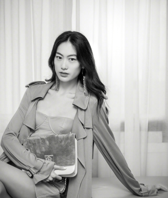 秦舒培|‘拿得住’陈冠希的女人有韵味,秦舒培虽然不惊艳,但穿搭挺有范