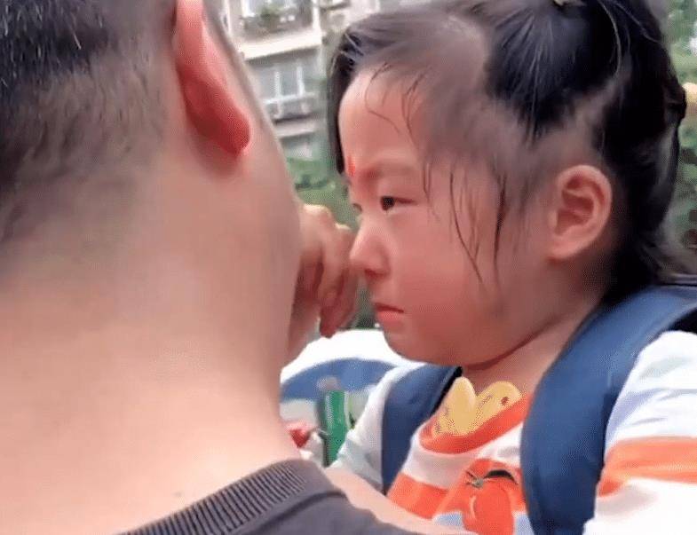 家长|爸爸接3岁女儿放学，父女俩抱着哭成泪人，妈妈：第一次离开身边