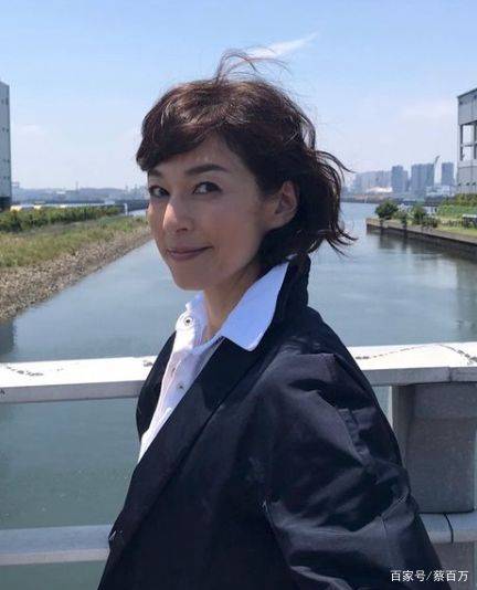 年代|《东爱》30年：莉香的穿搭从没过时！盘点90年代复古风的3大元素