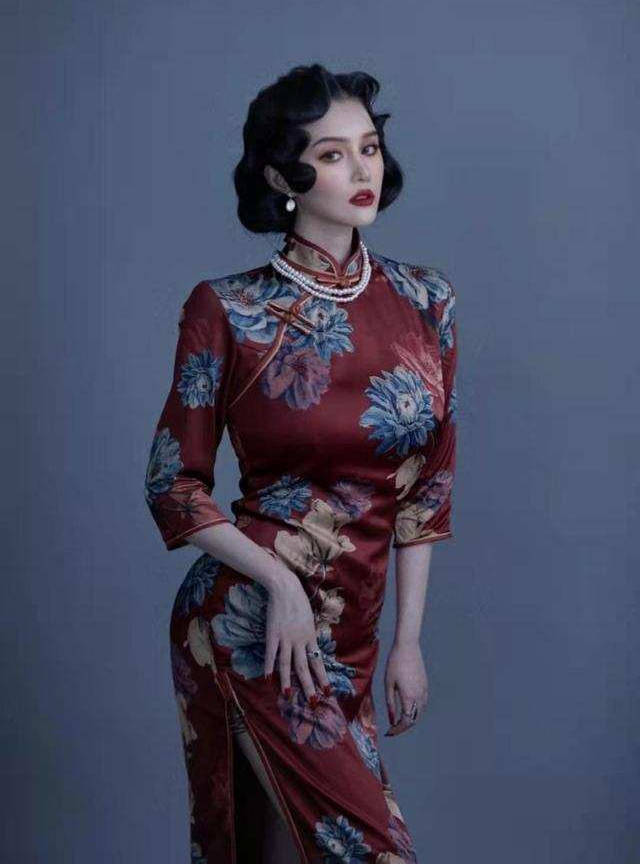 整体|赵本山女儿穿旗袍秀身材，化大浓妆太妩媚，成熟过头反而有些显老