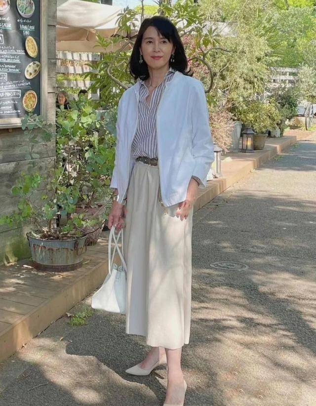 黑色|40-50+女性穿搭推荐：针织衫+长裙，简单自然凸显女性品味美极了