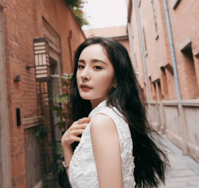 黑色|辣妈杨幂，身材一绝，少女感十足