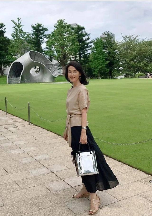 黑色|40-50+女性穿搭推荐:针织衫+长裙,简单自然凸显女性品味美极了