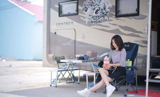 短裙|佟丽娅逛游乐园，穿无袖背心配短裙快瘦成麻杆，腿还没助理胳膊粗