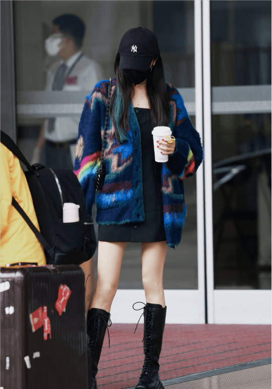 服装|杨幂的身材真是女生梦寐以求的，穿开衫显出大长腿，看着又细又直