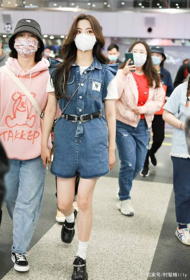 超越|“泡泡袖代言人”杨超越穿搭在线，牛仔外套拼接泡泡袖，真罕见